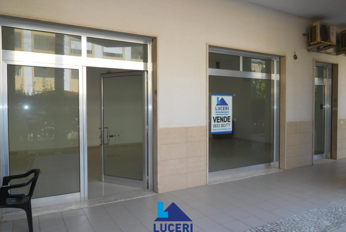 Locale commerciale in Lungomare Galileo Galilei, 73014 Gallipoli Le, Italia, Gallipoli, {3} - Foto 1