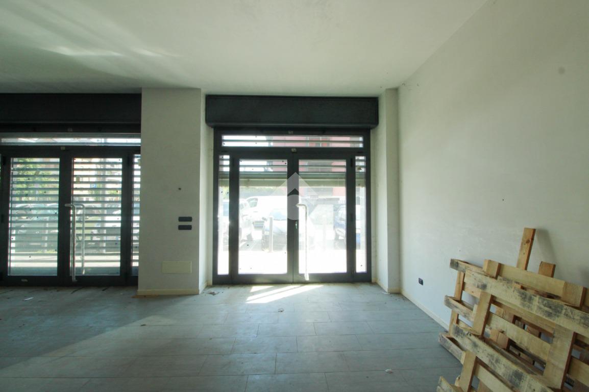 Negozio in Via Emilio Segrè, Opera, {3} - Foto 1