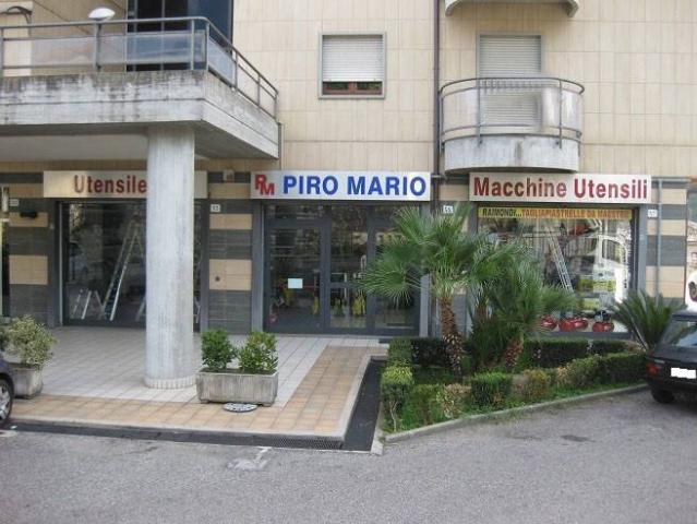 Negozio in Via Romualdo Montagna 33/43, Cosenza - Foto 1