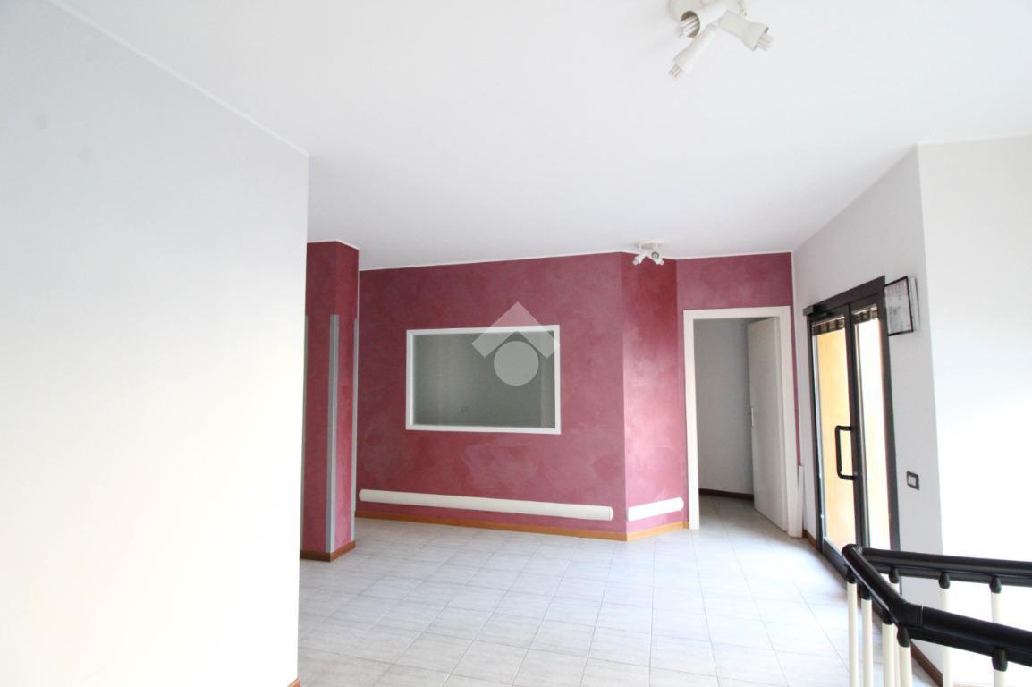 Ufficio in Piazza XXV Aprile, Villa d'Almè - Foto 1
