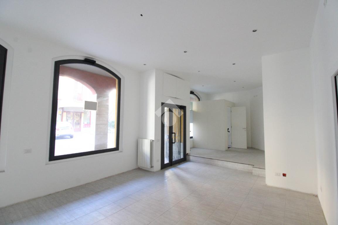 Negozio in Via F.Lli Calvi, Villa D'Alme', {3} - Foto 1