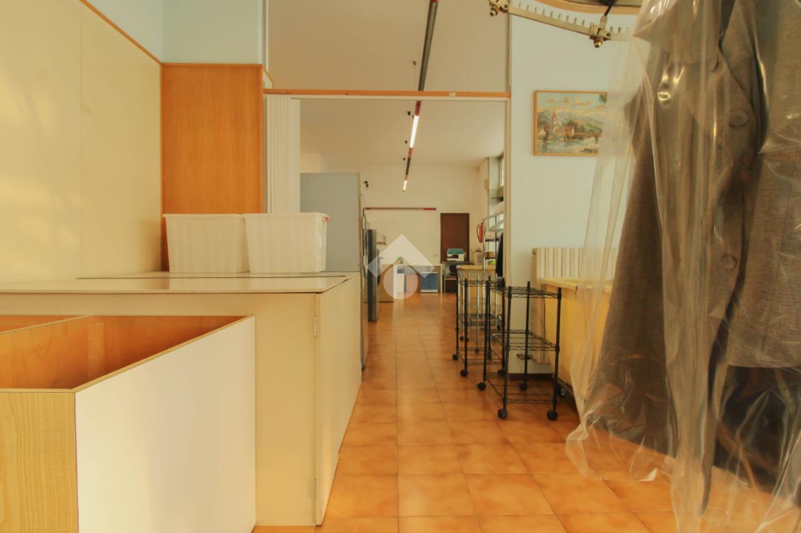 Negozio in Via De Gasperi, Bergamo, {3} - Foto 2