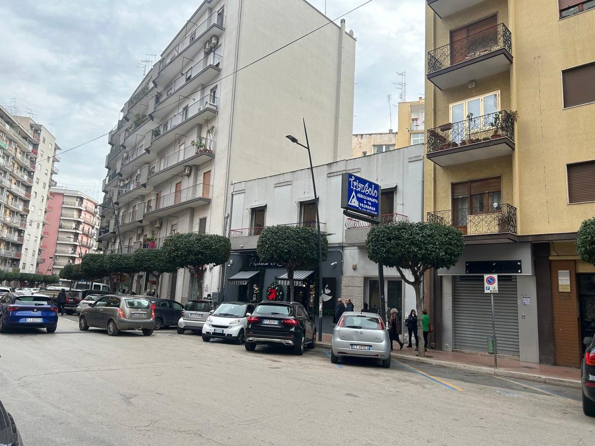 Negozio in Viale Liguria  20, Taranto, {3} - Foto 2