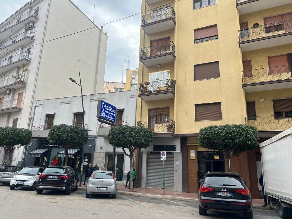 Negozio in Viale Liguria  20, Taranto, {3} - Foto 1