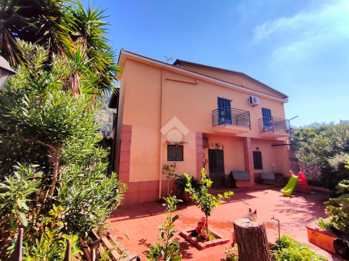 Villa in vendita, Palermo con terrazzo, box e giardino privato, 312 mq
