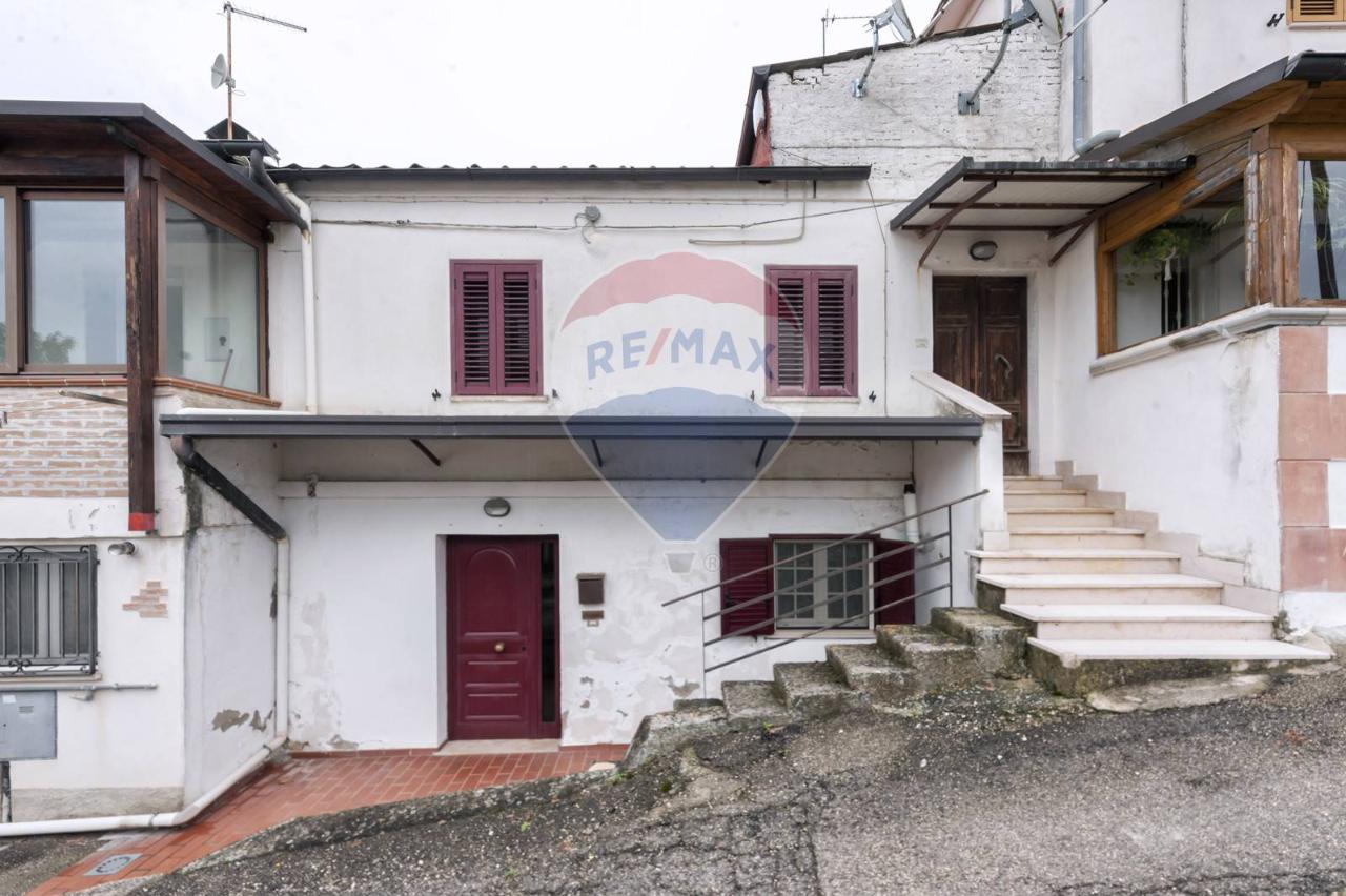 Case indipendenti in vendita, Loreto Aprutino • Wikicasa