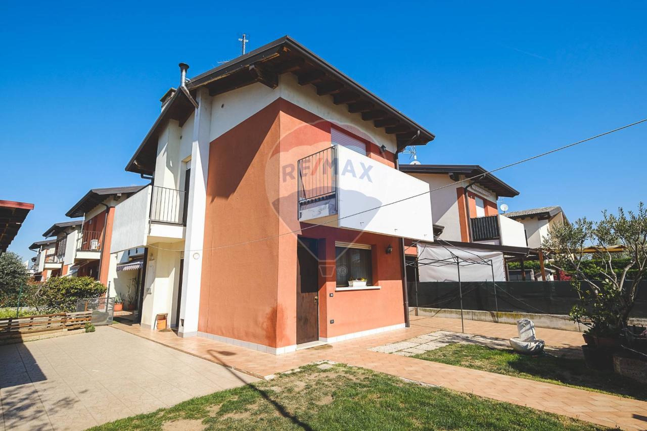 Villa A Schiera In Vendita, Castel Goffredo Con Terrazzo, Box E ...